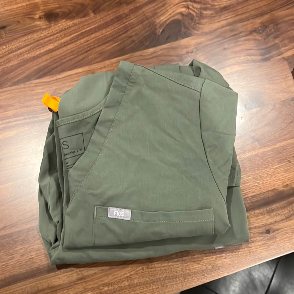 Limited edition Figs Moss scrub set